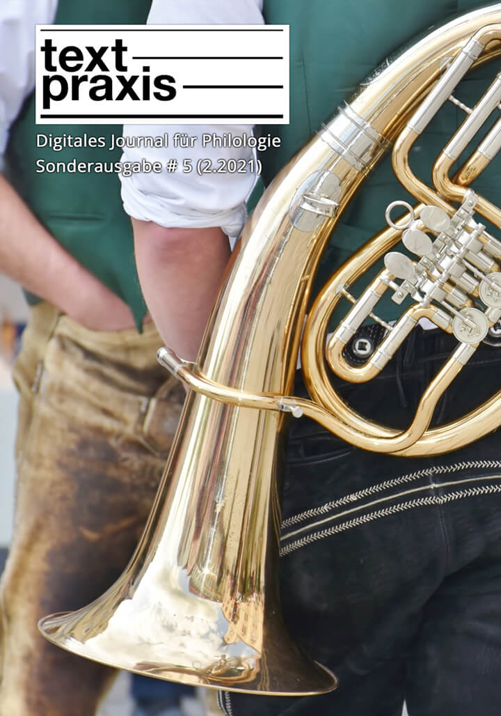 Textpraxis Sonderausgabe #5 Cover: Ein Mensch in bayrischer Tracht mit einem Horn (Musikinstrument) von hinten, im HIntergrund weitere Menschen mit ähnlicher Kleidung